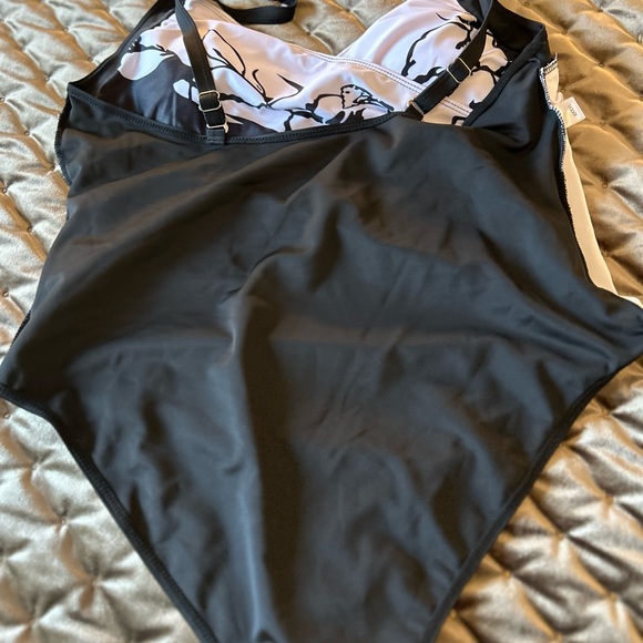 Black/white swimsuit - Picture 9 of 11